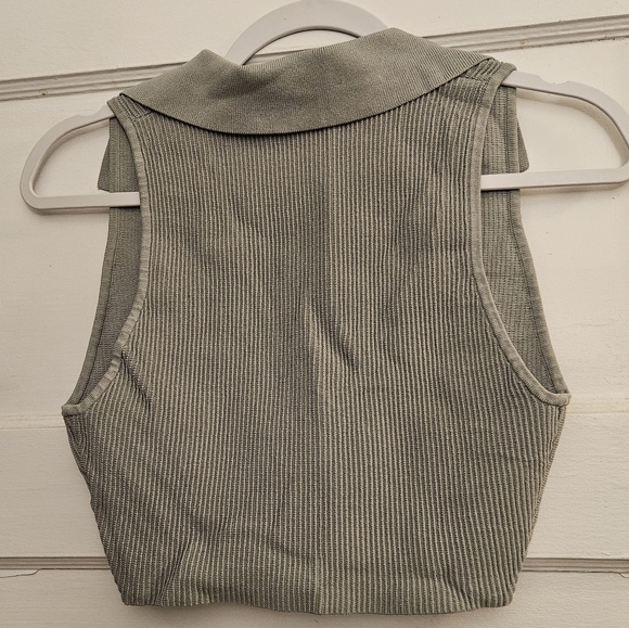 Babaton Sculpt Knit Ribbed V-Neck Crop Top - Picture 2 of 2